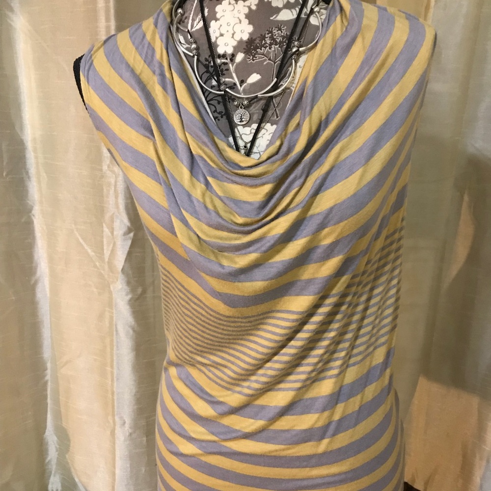 Bunched v-neck sleeveless top